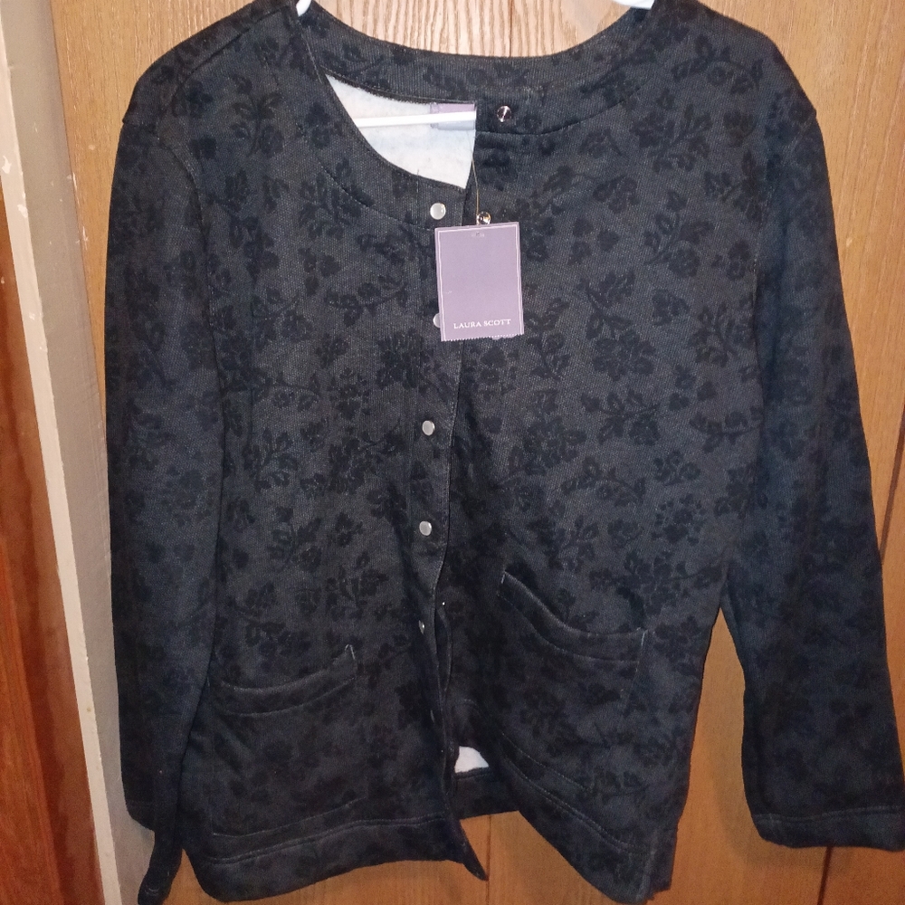 Fleece snap jacket. Size medium. Black and gray.